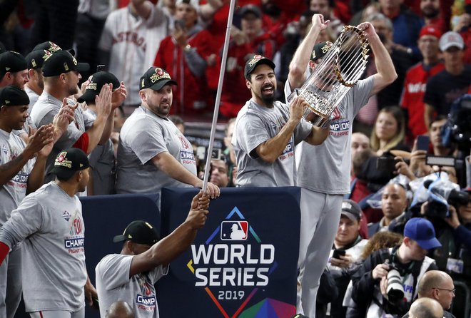 Washington Nationals je po razburljivi finalni seriji in še četrti zmagi v gosteh v Houstonu prišel do prvega naslova ameriškega prvaka v bejzbolu. FOTO: AFP