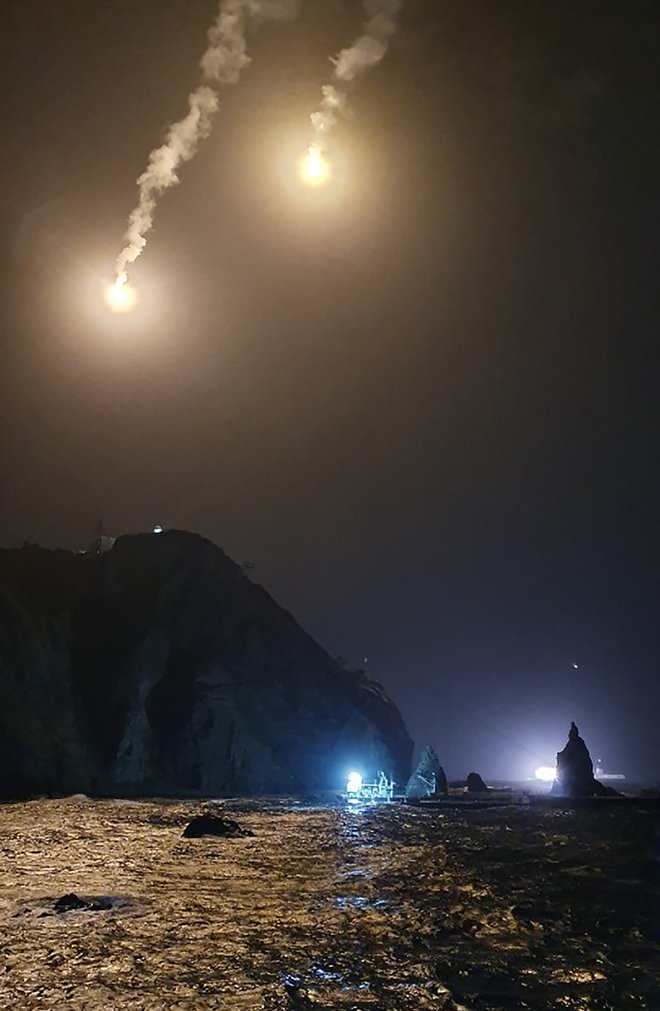 Helikopter naj bi strmoglavil le par minut po vzletu z otočja, ki ga v Južni Koreji imenujejo Dokdo, na japonskem pa Takeshima. FOTO: Handout/Afp