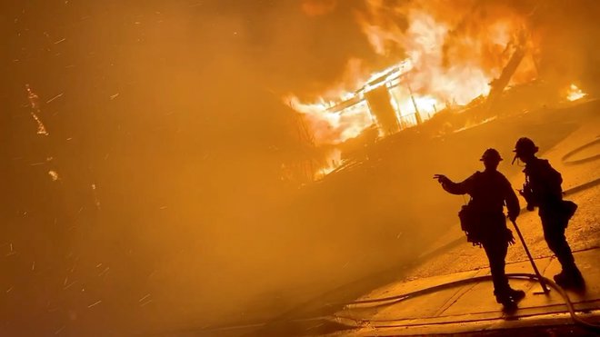 Z ognjem se noč in dan bori tisoč gasilcev. FOTO: Reuters