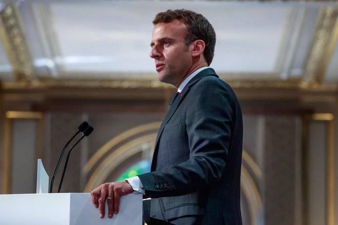 Macron je predvolilno izdal knjigo <em>Revolucija</em> in v njej napovedal, kako bo reformiral Francijo. FOTO: Christophe Petit Tesson/AFP