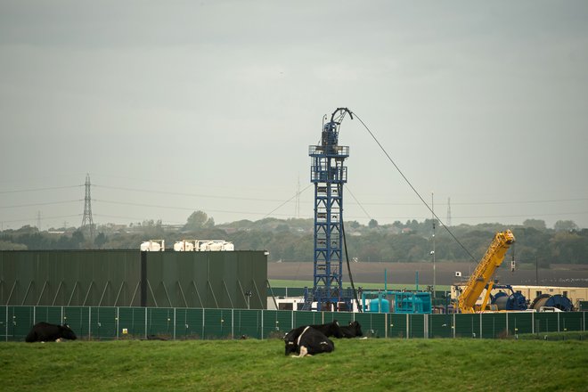 Podjetje Cuadrilla Resources je s frackingom skušalo priti do zemeljskega plina, a je britanska vlada dejavnost začasno prepovedala. FOTO: Oli Scarff/AFP