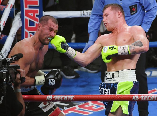 Saul Alvarez (desno) je v enajsti rundi dokončno zlomil odpor Sergeja Kovaljova. FOTO: AFP