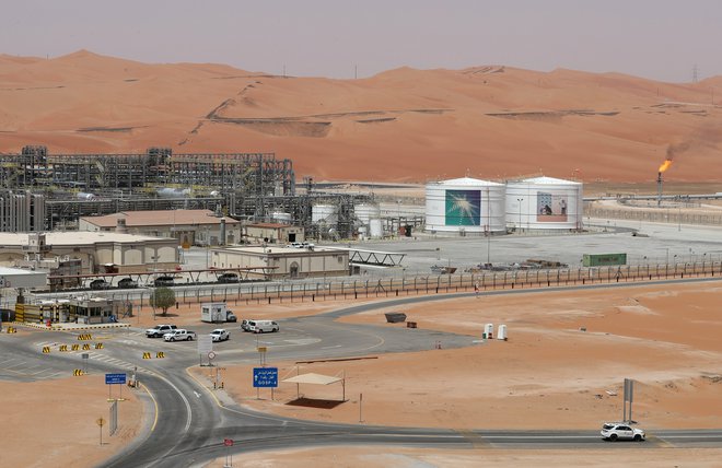 Naftno črpališče podjetja Aramco FOTO: Ahmed Jadallah Reuters