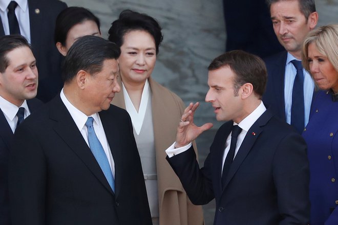 Francoski predsednik Emmanuel Macron je na obisku pri kitajskem predsedniku Xi Jinpingu ob pravem času: na polovici mandata in tik pred zamenjavo vodstva EU ima gotovo najboljši položaj med evropskimi državniki. Foto Reuters