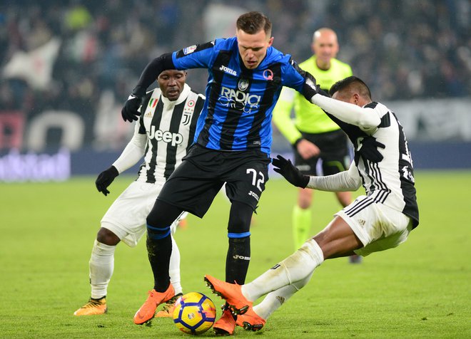 Josip Iličić je končal tekmo Atalante in Cagliarija že v prvem polčasu, potem ko si je prislužil rdeči karton. FOTO: Reuters