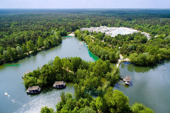 Parki dejavnosti so zasnovani v sozvočju z naravo, sredi gozdov ali obsežnih zelenih območij, daleč od mestnega hrupa in gneče. FOTO: Bispinger Heide