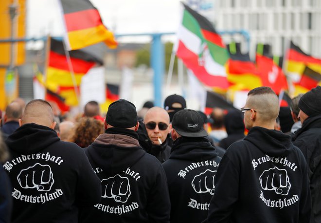 Člani skrajnodesničarskih skupin so čedalje bolj vidni na nemških ulicah. Na fotografiji so pripadniki neonacistične skupine Bratstvo Nemčije med nedavnim shodom v Berlinu. FOTO: Reuters