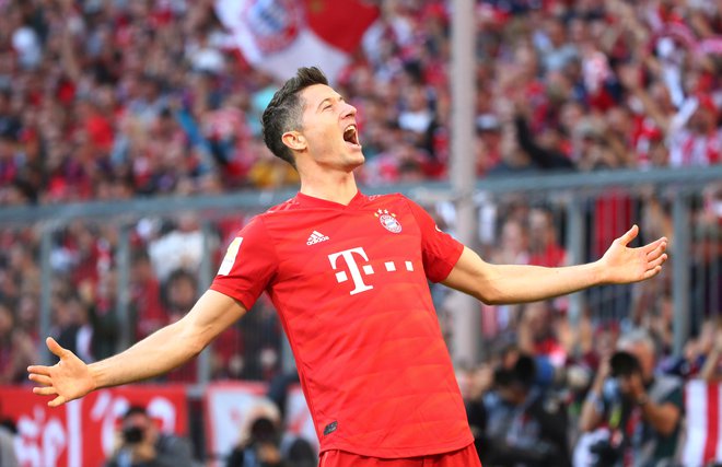Lewandowski je v desetih krogih bundeslige za Bayern dosegel že 14 golov in postal prvi nogometaš v Nemčiji, ki je zadel prav na vseh uvodnih desetih tekmah sezone. FOTO: Reuters