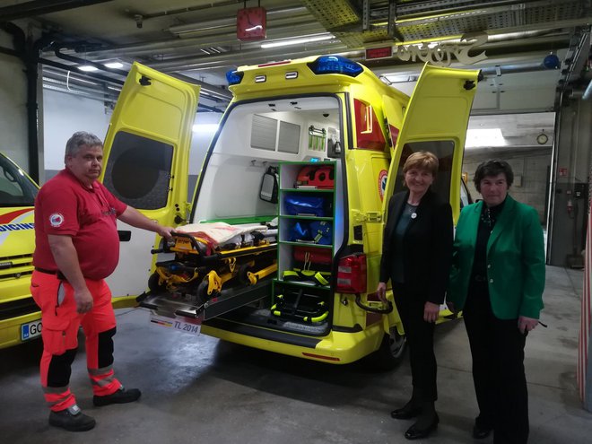 V Zdravstvenem domu Idrija bodo danes simbolično dobili tudi ključe novega reševalnega vozila, ki sta ga občini Idrija in Cerkno sofinancirali s sredstvi pristojnega ministrstva, del sredstev pa bo prispeval ZD Idrija. FOTO: Anja Intihar