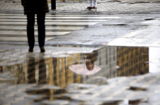 V prvem delu noči bo dež večinoma ponehal. FOTO: Roman Šipić/Delo