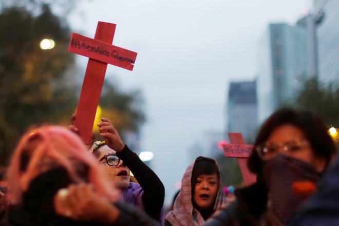 Ženske so pred nekaj dnevi na ulicah mehiške prestolnice protestirale proti nasilju nad predstavnicami nežnejšega spola. FOTO: Carlos Jasso/Reuters