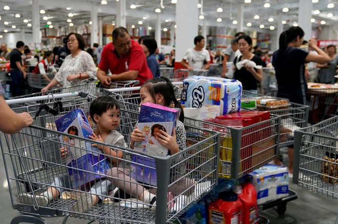 Kitajska je politiko enega otroka malce omilila šele leta 2015, torej nekaj let po tem, ko je postalo očitno, da se delovna sila zmanjšuje, da postaja dražja in tudi vse bolj zahtevna. FOTO: Reuters