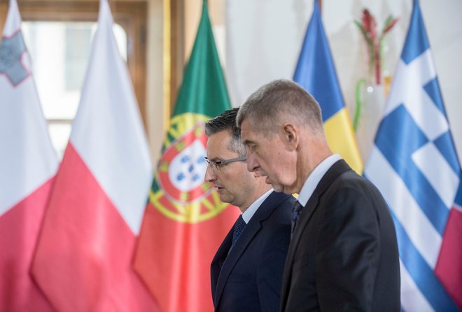 Marjan Šarec ob češkem premieru Babišu, gostitelju vrha neto prejemnic razvojnih sredstev iz evropskega proračuna v Pragi. FOTO: AFP