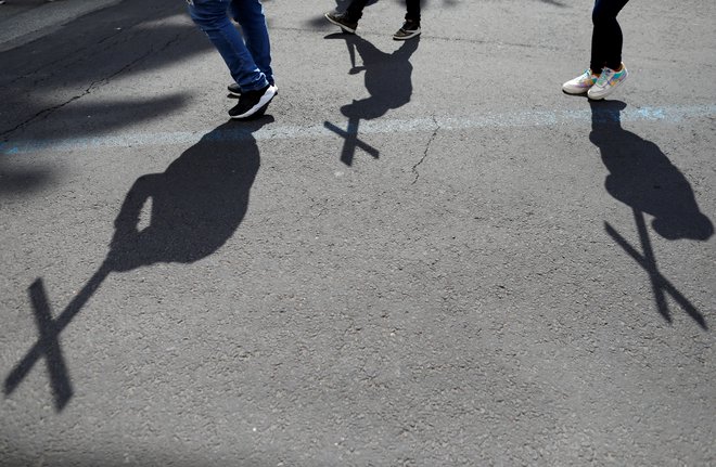 Pred nekaj dnevi so na ulicah mehiške prestolnice protestirali proti nasilju nad predstavnicami nežnejšega spola. FOTO: Carlos Jasso/Reuters