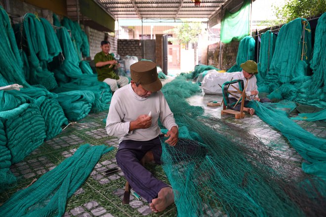 Vse več ribiških mrež in vrvi proizvajajo iz plastike. FOTO: Nhac Nguyen/AFP