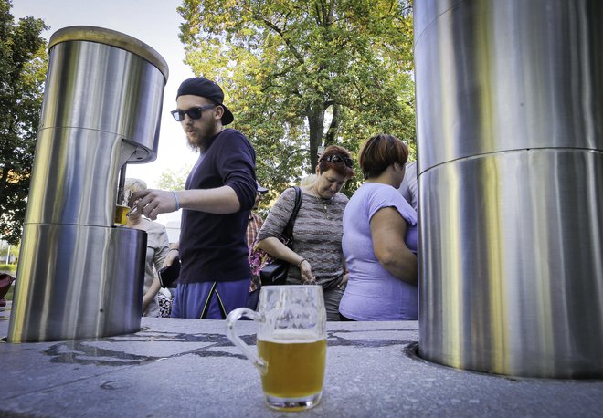 Od odprtja fontane v septembru 2016 do danes so v Žalcu prodali več kot 189.500 vrčkov in stočili več kot 111.000 litrov piva. FOTO: Jože Suhadolnik/Delo