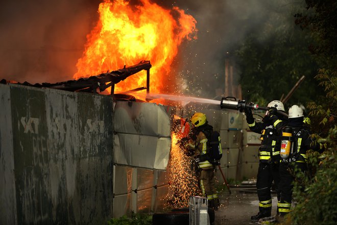 Mesta, ko je treba hitro in veliko pogasiti ali v poplavah izčrpati vodo, se lahko najbolj globoko priklonijo gasilcem. FOTO: Jure Eržen/Delo