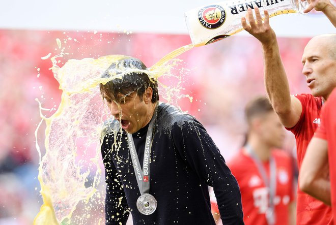 Maja si je Niko Kovač prislužil prho s šampionskim šampanjcem, pol leta pozneje pa milijone evrov za odstavitev. FOTO: AFP