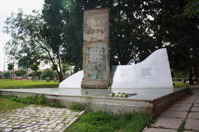 Večina prebivalcev bolgarskega glavnega mesta sploh ne ve, da ga ima, čeprav seveda Bolgarom ni treba dosti razlagati o železni zavesi.<br />
Foto iz knjige Where in the World is the Berlin Wall