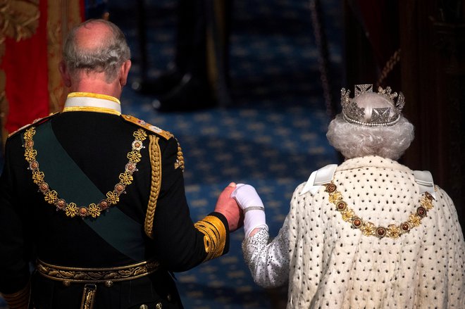 Britanska kraljica Elizabeta II. bo še vedno nosila krzno, ki ga ima, z njim pa so najpogosteje okrašena predvsem ceremonialna oblačila. Ogrinjalo iz hermelinovega krzna je že stoletja simbol kraljev in visokega statusa.<br />
FOTO: Reuters