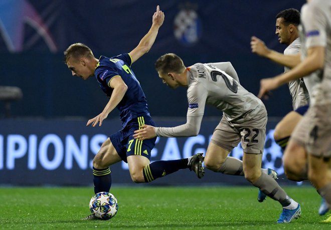 Zagrebški Španec Olmo (levo) je uprizoril mojstrovino za domače vodstvo s 3:1, a ob koncu je s soigralci osvojil le točko. FOTO: AFP