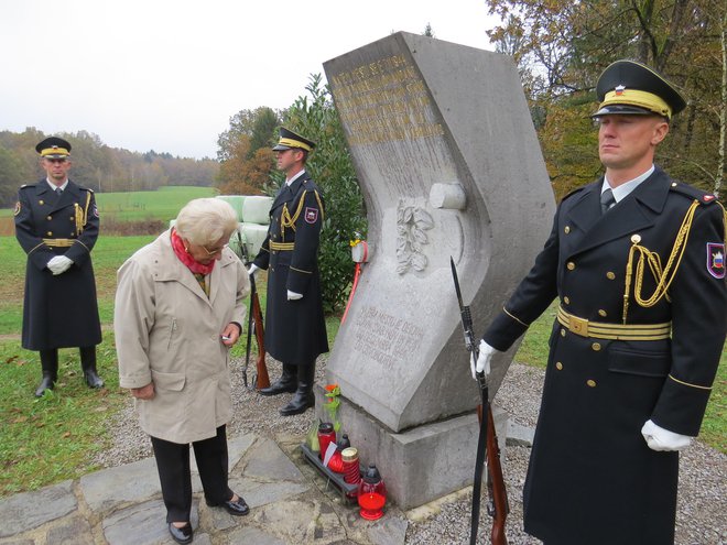 Legendarnemu komandantu so se poklonili tudi slovenski vojaki. FOTO: Bojan Rajšek/Delo