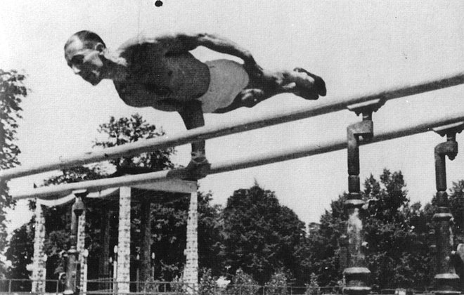 Leon Štukelj med OI v Parizu 1924., na katerih je osvojil zlati kolajni na drogu in v mnogoboju. FOTO: Arhiv Dela