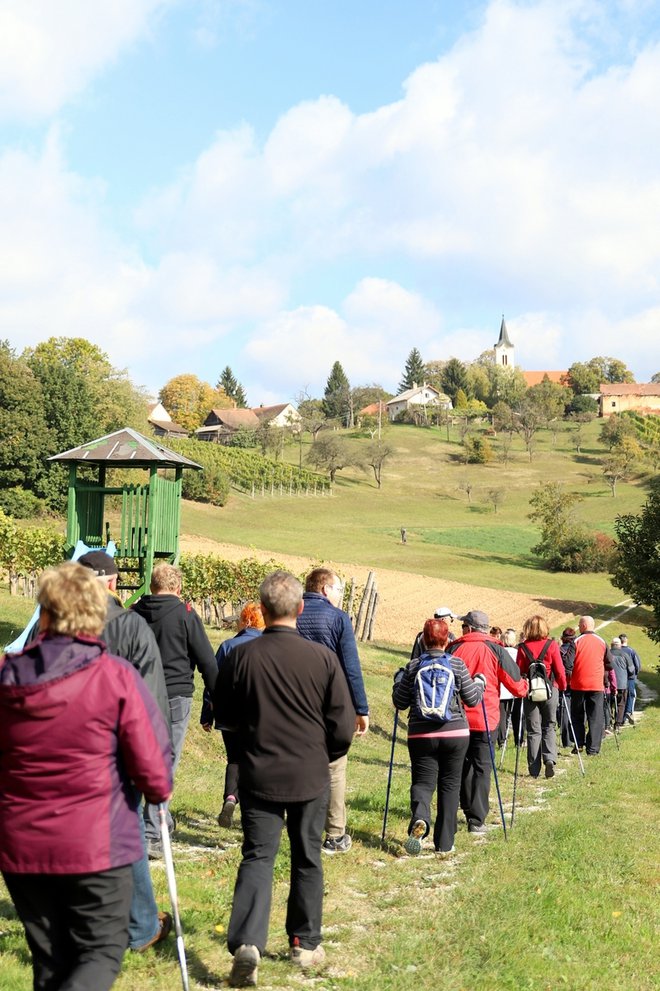 Čas je bil tudi za počitek, spodaj v grapi pred Kančevci so nas že čakali organizatorji s pecivom in pijačo. Foto: Dušan Dundek