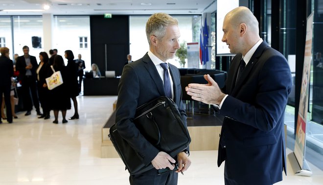 Guverner Banke Slovenije Boštjan Vasle in predsednik uprave NLB Blaž Brodnjak v dialogu ob robu srečanja slovenskih bančnikov. Foto Blaž Samec