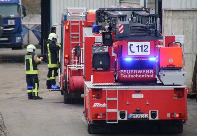 Reševalne in gasilske enote so hitro poskrbele za vseh 37 ujetih delavcev. FOTO: Marvin Gaul/Reuters
