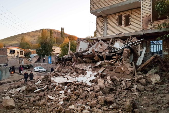 Župan <strong>Mohammad Reza Pourmohammadi</strong> je potrdil, da je porušenih vsaj 30 hiš, poškodovanih pa je najmanj 400 hiš. FOTO: Mohammad Zeinali/AFP