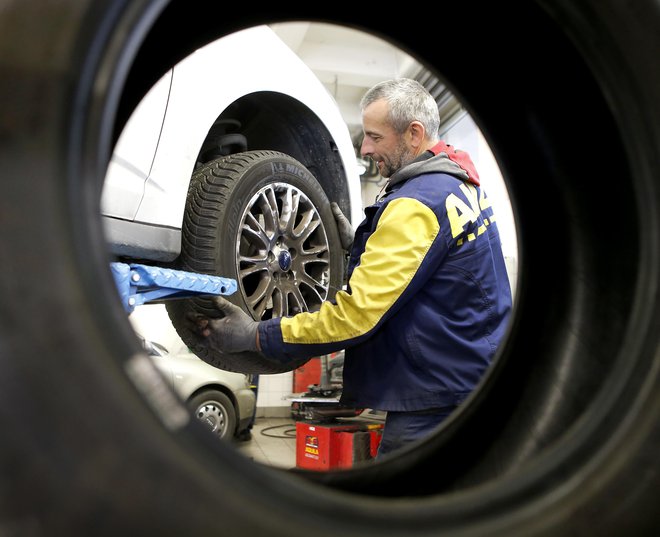 Čez slab teden bodo začele veljati zahteve glede zimske opreme na avtomobilih. Foto Aleš Černivec/Delo