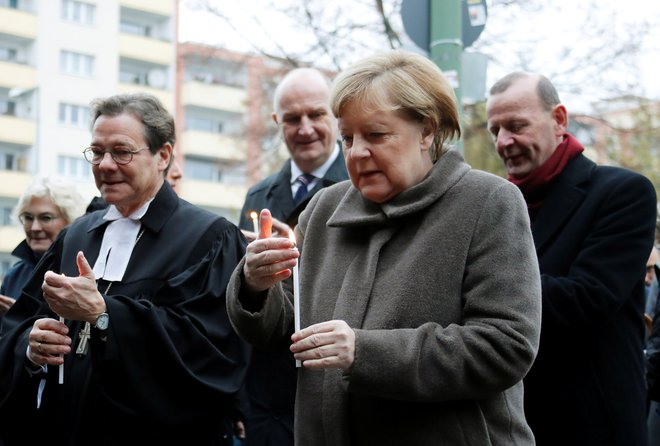 Angela Merkel na slovesnosti ob obletnici padca zidu. FOTO: Fabrizio Bensch/Reuters