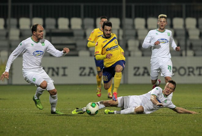 Celjski adut Mitja Lotrič (v sredini) je z golom svojo nalogo v Velenju opravil. FOTO: Ljubo Vukelič/Delo