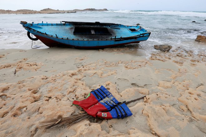 Čoln migrantov ob obali Libije. FOTO: Ismail Zetouni/Reuters