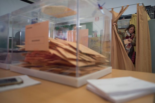 A woman exits a voting booth at a polling station in Zahara De la Sierra near Cadiz on November10, 2019 during general elections in Spain. - Spain holds its fourth election in as many years today, following weeks of political turbulence and violent clashes between Catalan separatists and police, and the long-awaited exhumation of Franco&#39;s remains. Polls suggest Prime Minister Pedro Sanchez&#39;s Socialists will once again win the most seats in parliament but fall short of a majority, meaning they will have to form alliances with other parties in order to govern. (Photo by JORGE GUERRERO / AFP) Foto Jorge Guerrero Afp