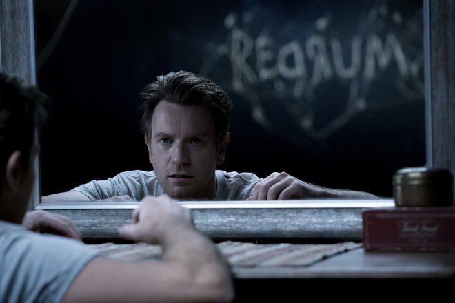 Danny Torrance (Ewan McGregor) se v filmu <em>Doktor Sleep</em> vrne v strašljiv hotel Overlook.<br />
Foto: promocijsko gradivo