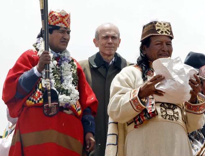 Ustoličenja Eva Moralesa (na fotografiji levo), v katerega je spadala tradicionalna indijanska ceremonija, se je januarja leta 2006 udeležil tudi slovenski predsednik Janez Drnovšek (na sredini). FOTO: Reuters