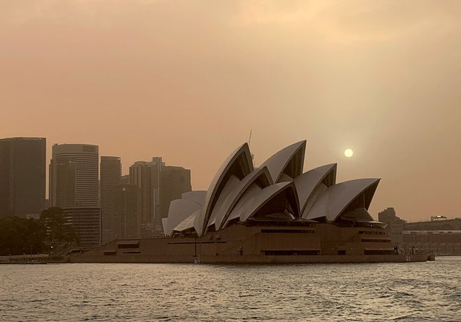 Požari so se že tako približali Sydneyju, da je bilo dim mogoče videti od sydneyjske opere. FOTO: John Mair/ Reuters