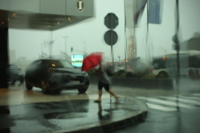 Dež bo oslabel šele jutri proti večeru. FOTO: Jure Eržen/Delo