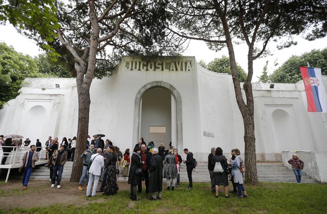 Razstavni paviljon v Benetkah, ki je bil nekoč last skupne države, so si prisvojili Srbi. Slovenija si želi, da bi ga države naslednice prepoznale kot nasledstveno vprašanje in ga reševale z delitvijo lastništva ali s souporabo. FOTO: Matej Družnik/Delo