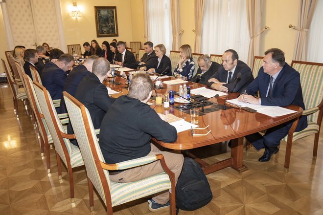 Minister za javno upravi Rudi Medved bo predsedniku republike Borutu Pahorju dodaten predlog spremembe zakonodaje poslal do konca tega meseca, predsednik pa bo določil datum 8. kroga pogajanj. FOTO: Urad predsednika RS