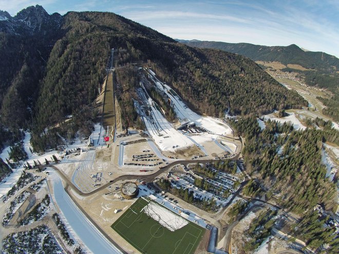 Zlati planiški center bo leta 2023&nbsp;prvič gostil svetovno prvenstvo v nordijskem smučanju. FOTO: Leon Vidic