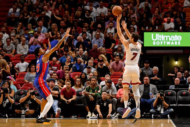 Goran Dragić je imel eno od najvidnejših vlog in je pri zanesljivi Miamijevi zmagi nad Detroitom igral 33 minut. Takole je zadel eno od treh trojk. FOTO: USA TODAY Sports