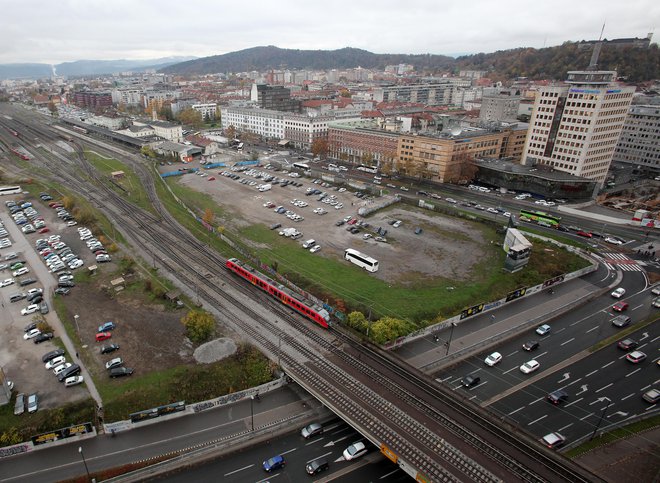 Zemljišče, kjer naj bi zrasel sodobni potniški center Emonika, že več let sameva, na njem rastejo zgolj parkirišča. Foto Mavric Pivk