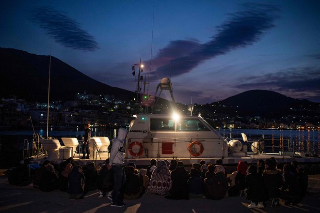 Migranti in begunci še vedno prihajajo na grški otok Samos. V taborišču, postavljenem za 650 ljudi, jih je zdaj nameščenih 6000. Župan otoka se že boji nemirov. FOTO: Angelos Tzortzinis/AFP