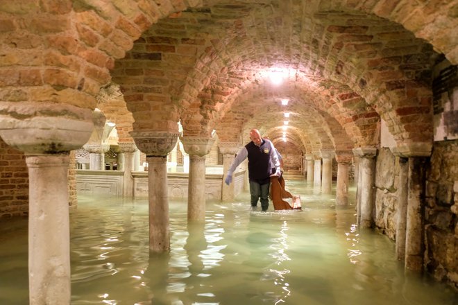 Baziliko svetega Marka je poplavilo šestič v 1200 letih. FOTO: Manuel Silvestri/Reuters