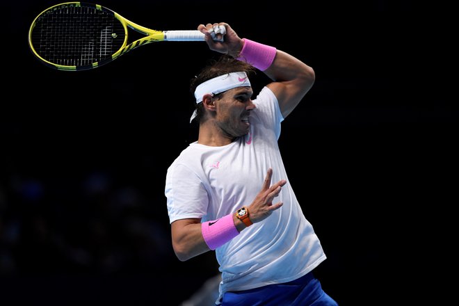 Rafael Nadal je prvi dvoboj na sklepnem turnirju sezone izgubil, drugega dobil, v petek ga čaka še Grk Stefanos Tsitsipas. FOTO: Reuters