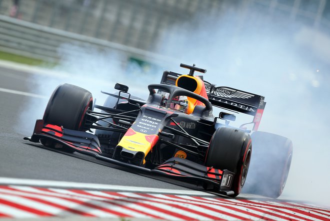 Max Verstappen se v Red Bullu počiti kot doma, a se utegne preseliti k Mercedesu ali Ferrariju. FOTO: Reuters
