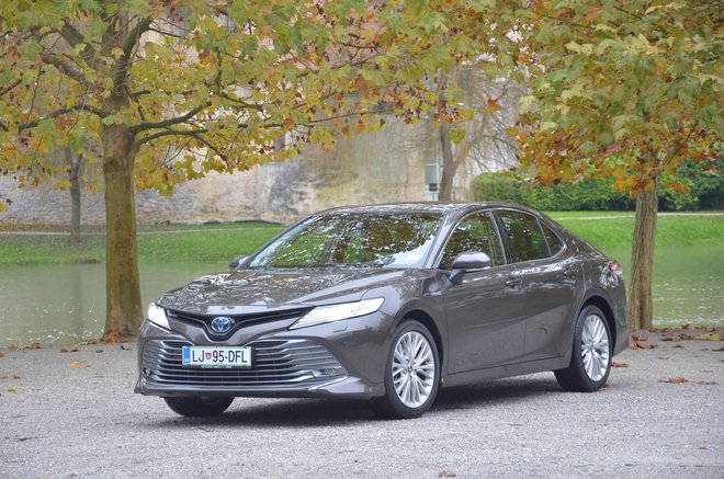 Toyota camry je velika limuzina z nevpadljivo pojavo, udobno vsebino in ne pretirano ceno. FOTO: Gašper Boncelj